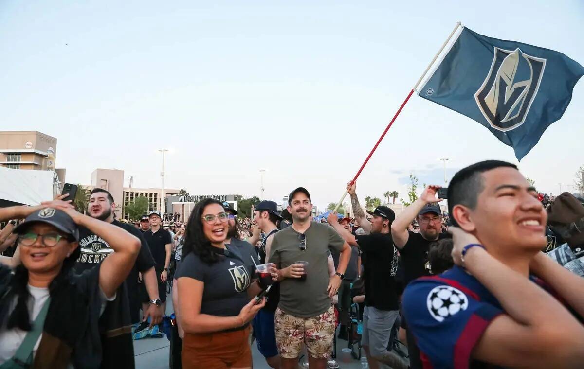 Los fans celebran la victoria de los Golden Knights en la Copa Stanley en la fiesta de Water St ...