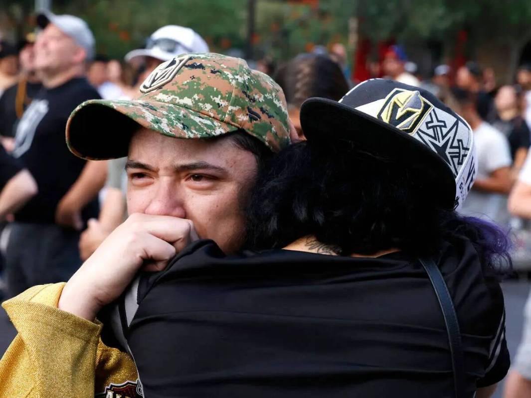 Andrew Hapitana, a la izquierda, fan de los Golden Knights, y su amiga Valentina Astalas se con ...