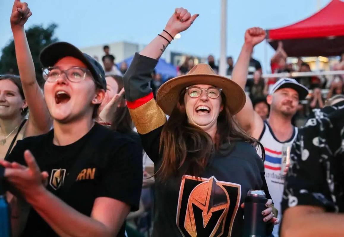 Los fans celebran la victoria de los Golden Knights en la Copa Stanley en la fiesta de Water St ...