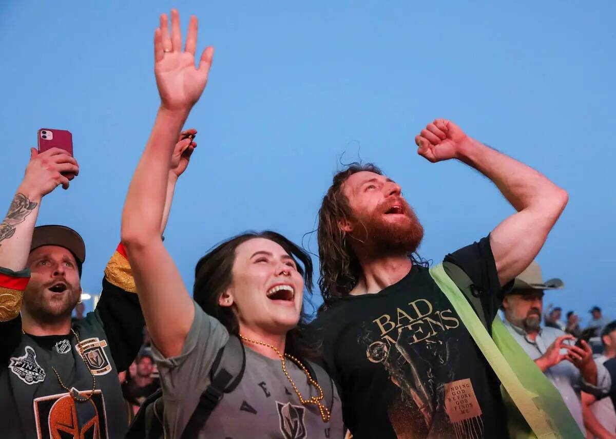 Los fans celebran la victoria de los Golden Knights en la Copa Stanley en la fiesta de Water St ...