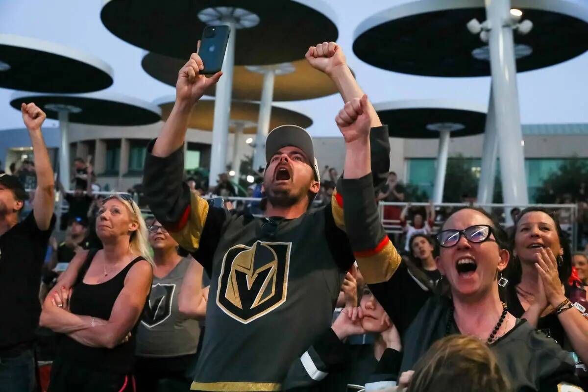 Los fans celebran la victoria de los Golden Knights en la Copa Stanley en Water Street Plaza el ...