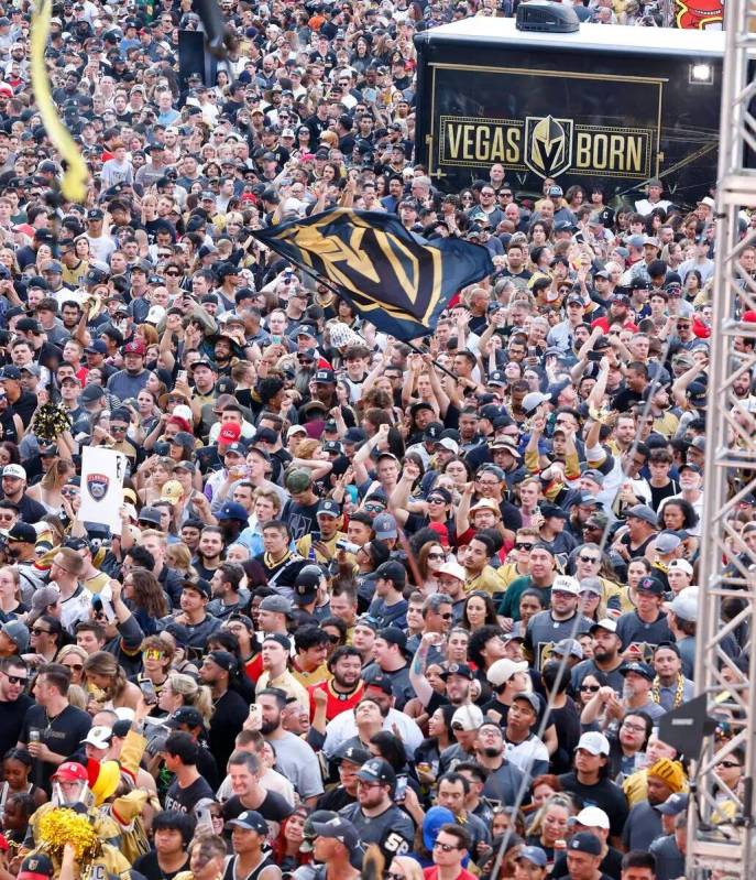 Los fans de los Golden Knights celebran la victoria de su equipo en la Copa Stanley contra los ...