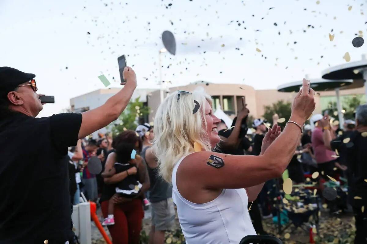 Los fans celebran la victoria de los Golden Knights en la Copa Stanley en la fiesta de Water St ...