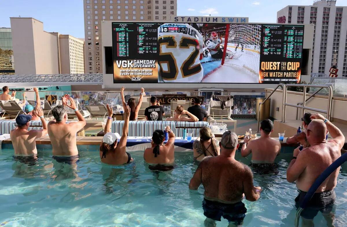 Los fans de los Golden Knights aplauden el segundo gol de su equipo durante el quinto partido d ...