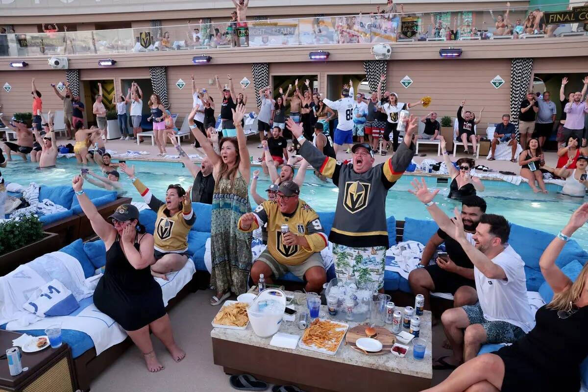 Los fans de los Golden Knights animan a su equipo para ganar la final de la Copa Stanley mientr ...