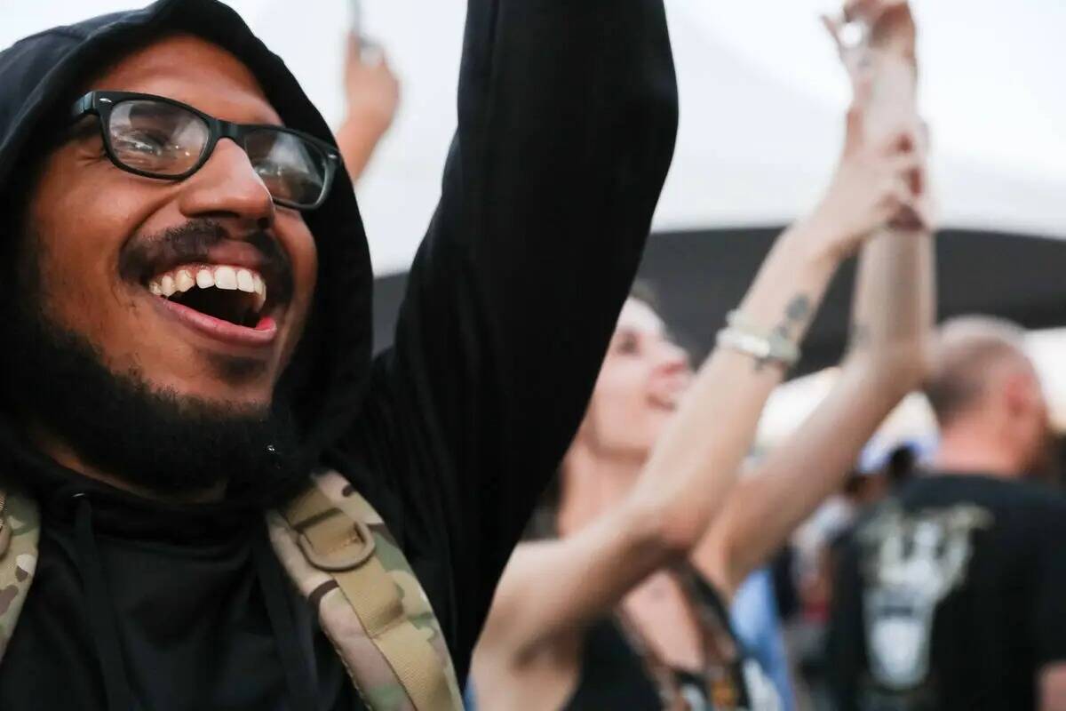 Los fans celebran la victoria de los Golden Knights en la Copa Stanley en la fiesta de Water St ...