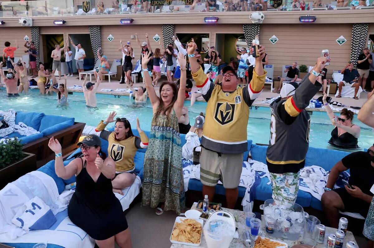 Los fans de los Golden Knights celebran la victoria de su equipo en la final de la Copa Stanley ...