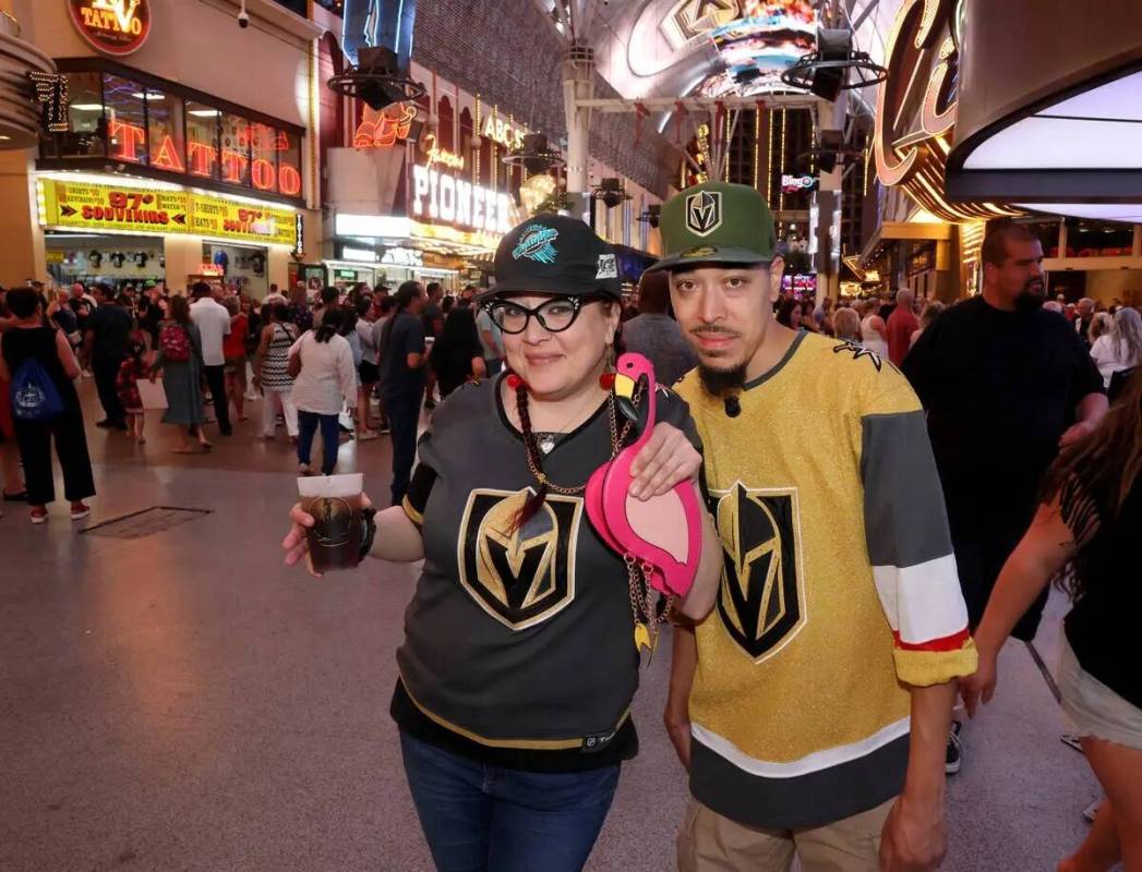 Deanna Rilling (izquierda) y Michael Chapman, fans de los Golden Knights, celebran en Fremont S ...