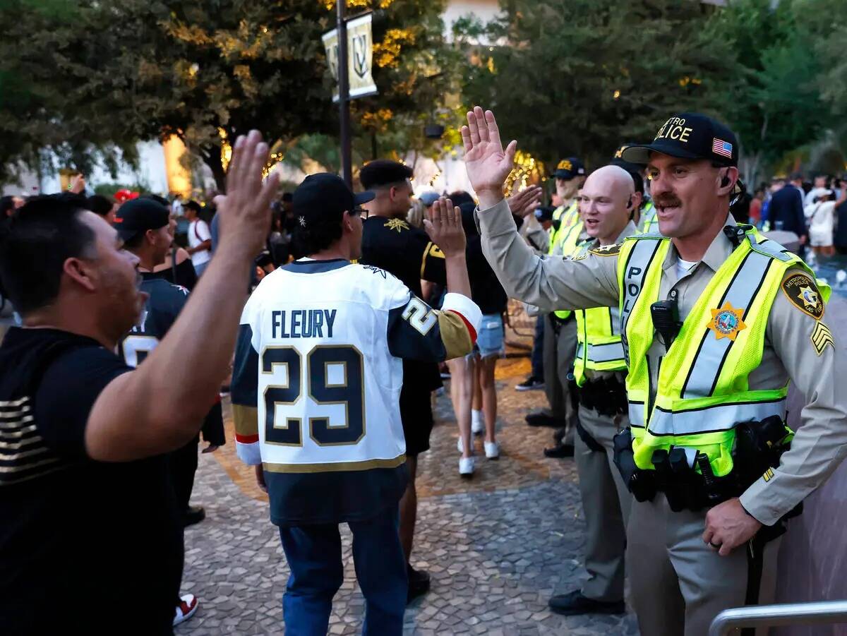 Aficionados de los Golden Knights y agentes de policía de Las Vegas se chocan los cinco tras l ...