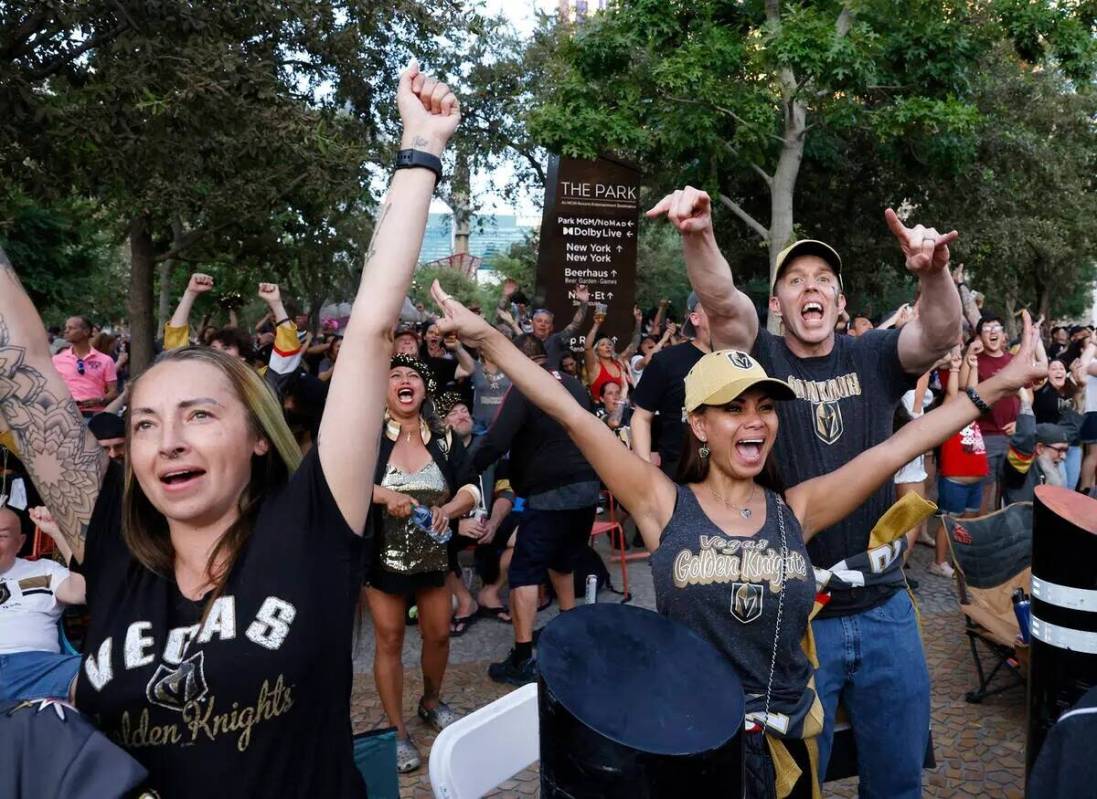 Los fans de los Golden Knights celebran la victoria de su equipo en la Copa Stanley contra los ...