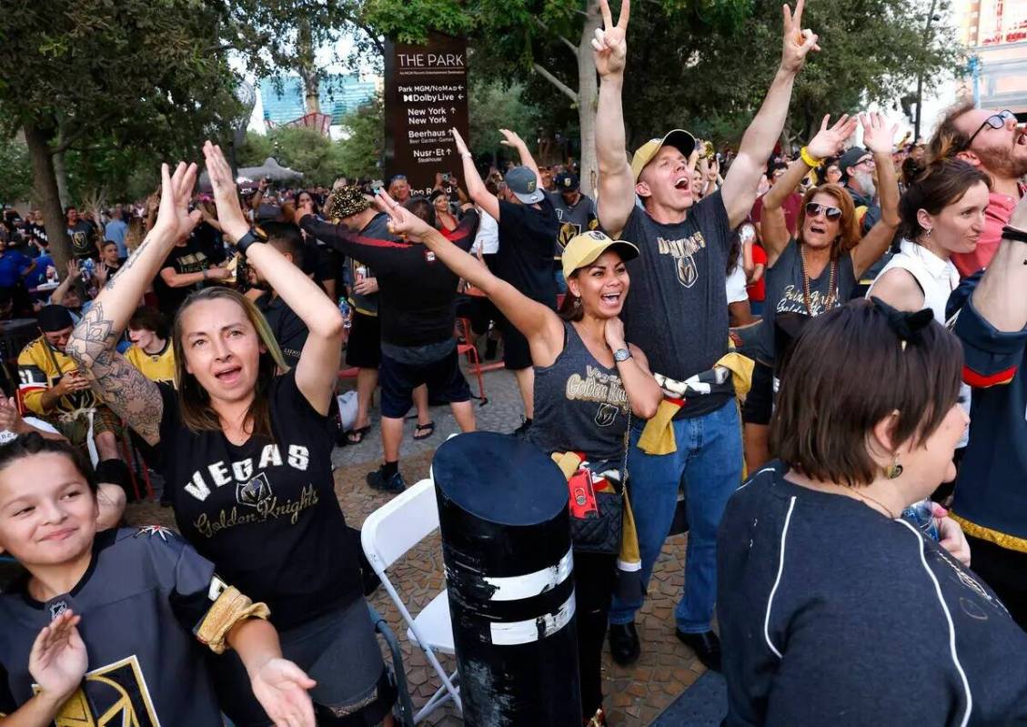 Los fans de los Golden Knights celebran la victoria de su equipo en la Copa Stanley contra los ...