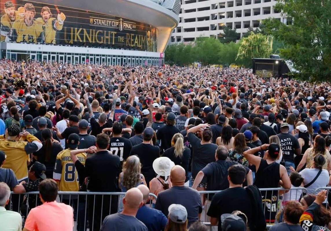 Los fans de los Golden Knights celebran la victoria de su equipo en la Copa Stanley contra los ...