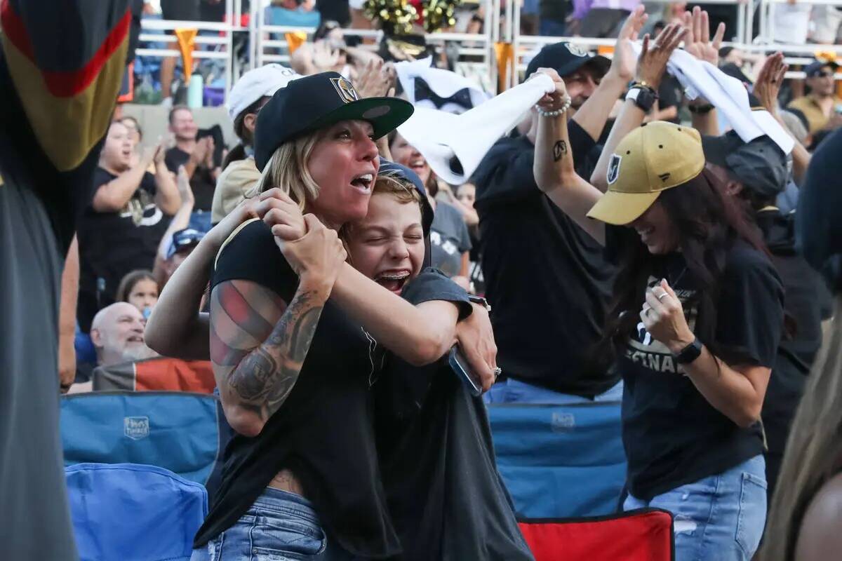 Fans celebran la victoria de los Golden Knights en la Copa Stanley en la fiesta de Water Street ...