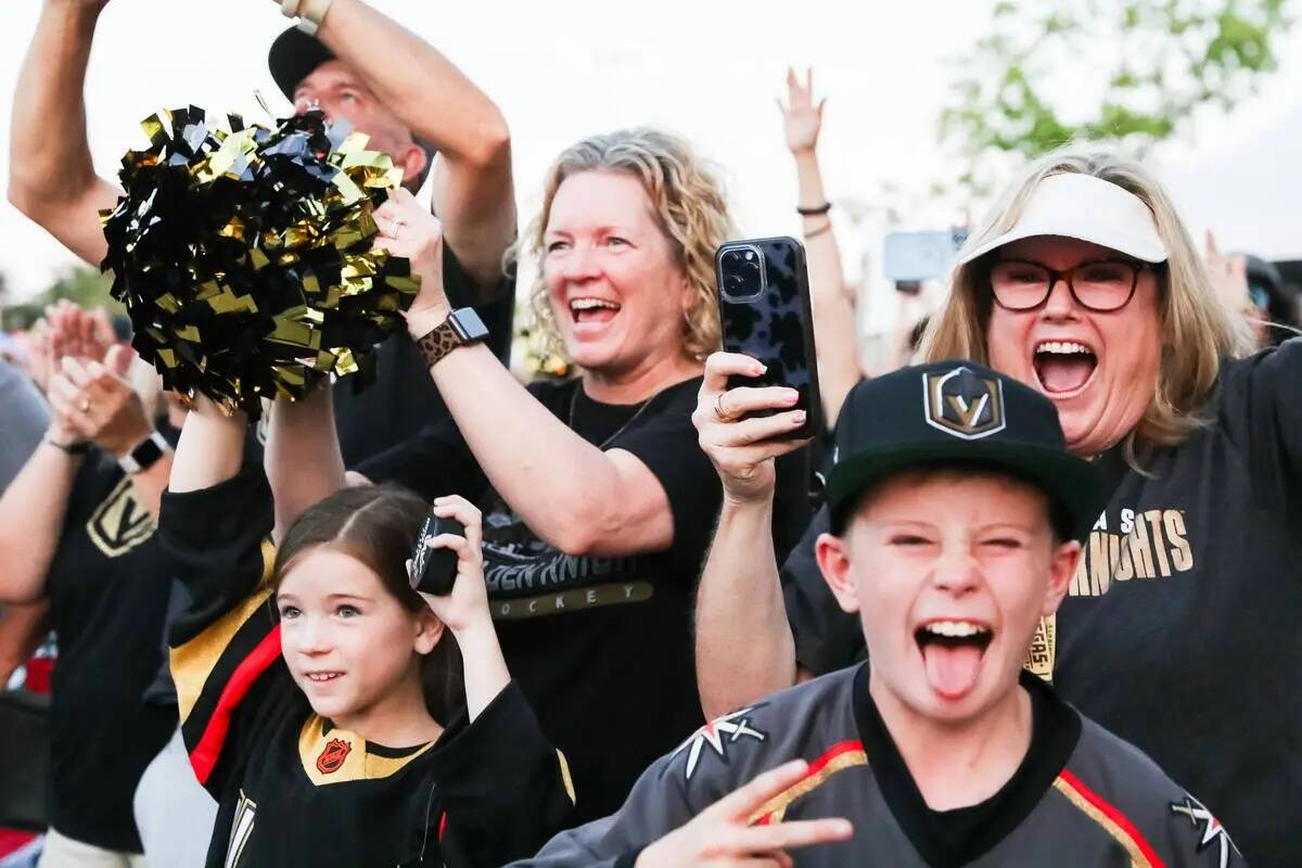 Los fans celebran la victoria de los Golden Knights en la Copa Stanley en la fiesta de Water St ...