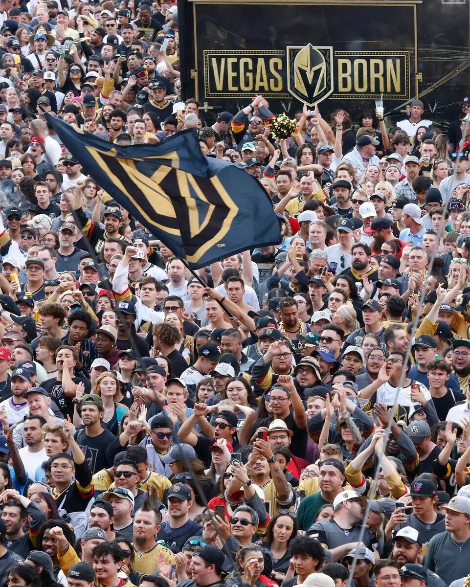 Los fans de los Golden Knights celebran la victoria de su equipo en la Copa Stanley contra los ...