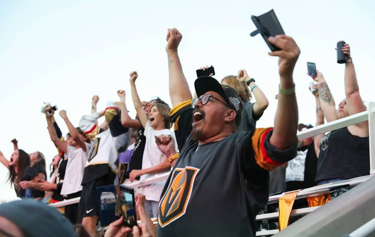 Los fans celebran la victoria de los Golden Knights en la Copa Stanley en la fiesta de Water St ...