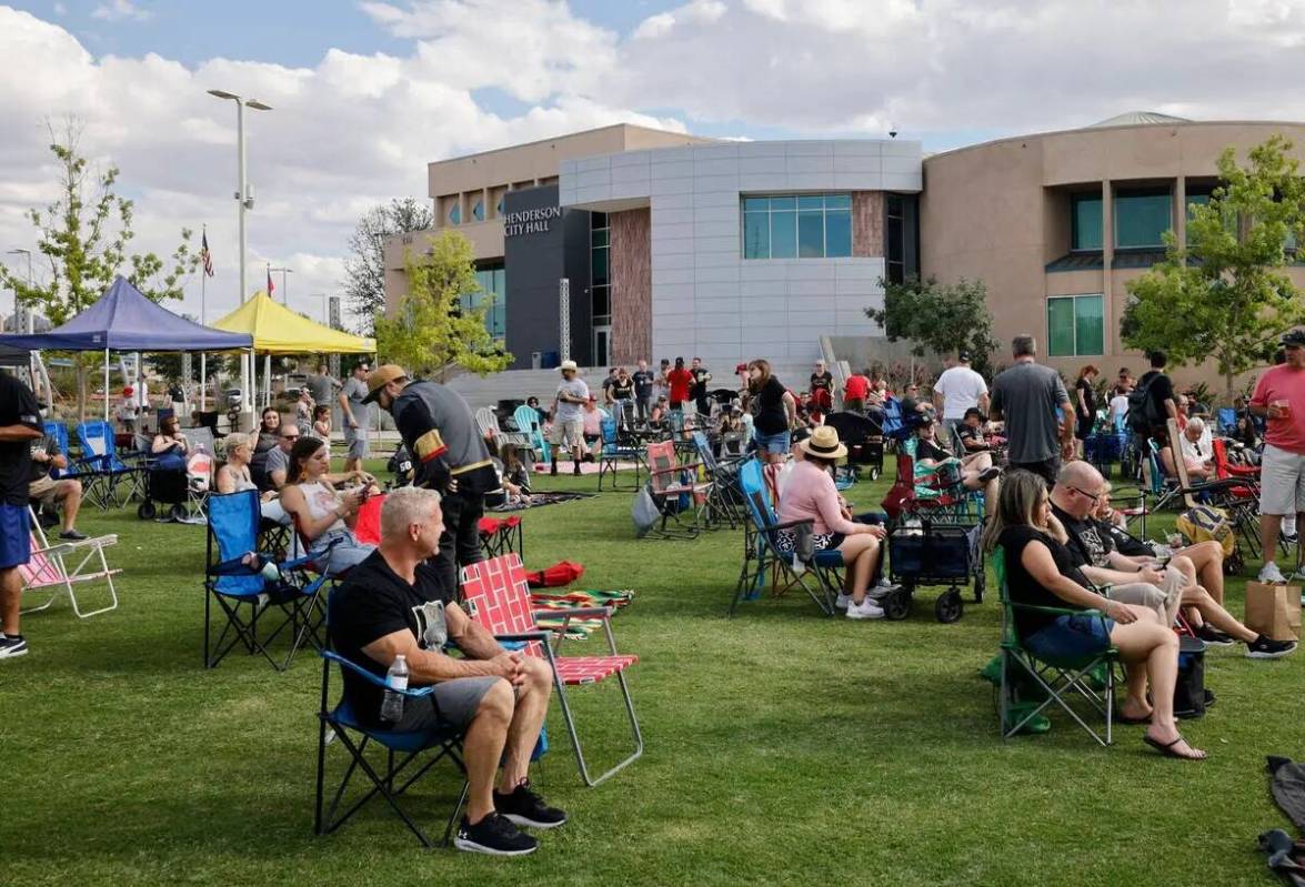 La gente se reúne para ver la final de la Copa Stanley de hockey de la NHL en Water Street Pla ...