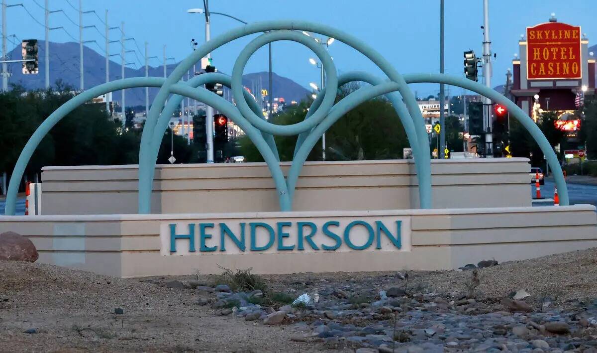 Un letrero de Henderson se ve cerca de Skyline Hotel Casino en Boulder Highway, viernes, 9 de j ...