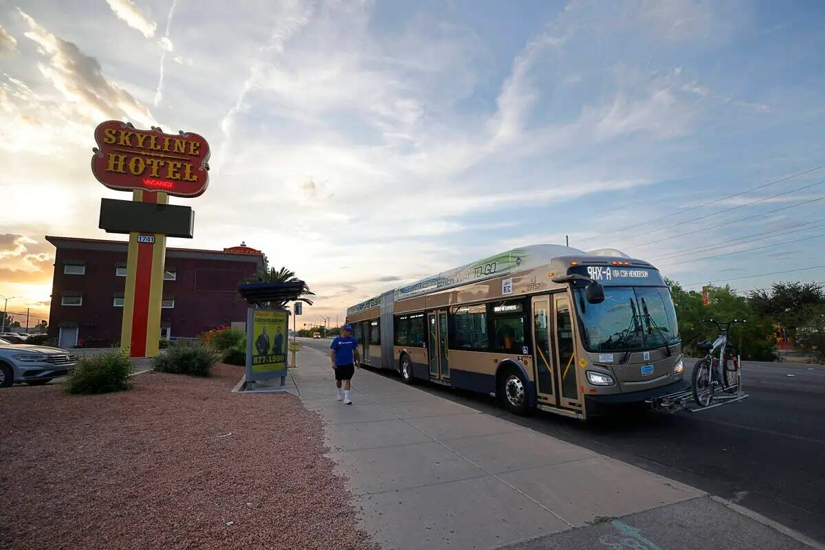 Un autobús se detiene frente al Hotel Skyline en Boulder Highway, el viernes 9 de junio de 202 ...