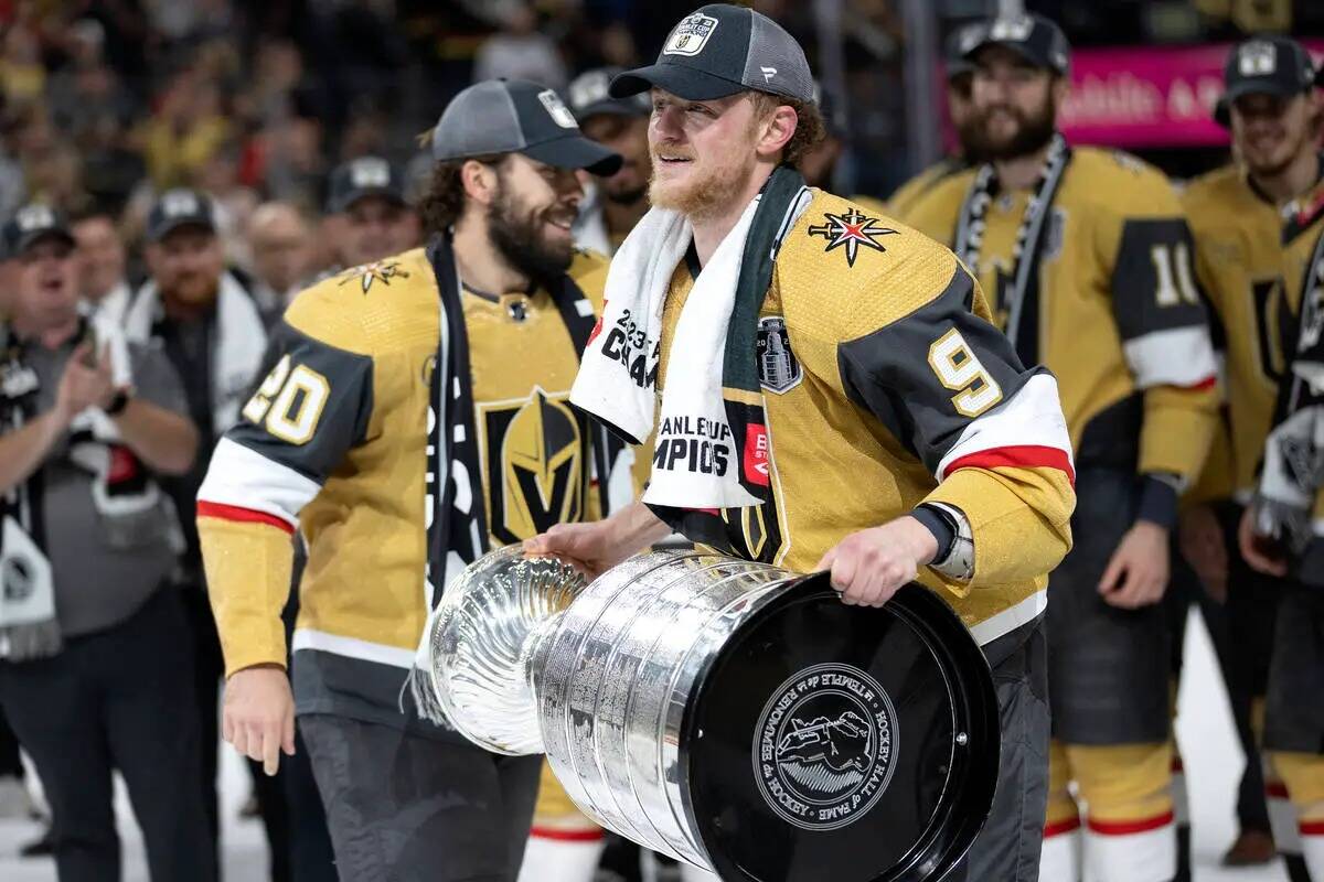 El centro de los Golden Knights Jack Eichel (9) patina con la Copa Stanley después de derrotar ...