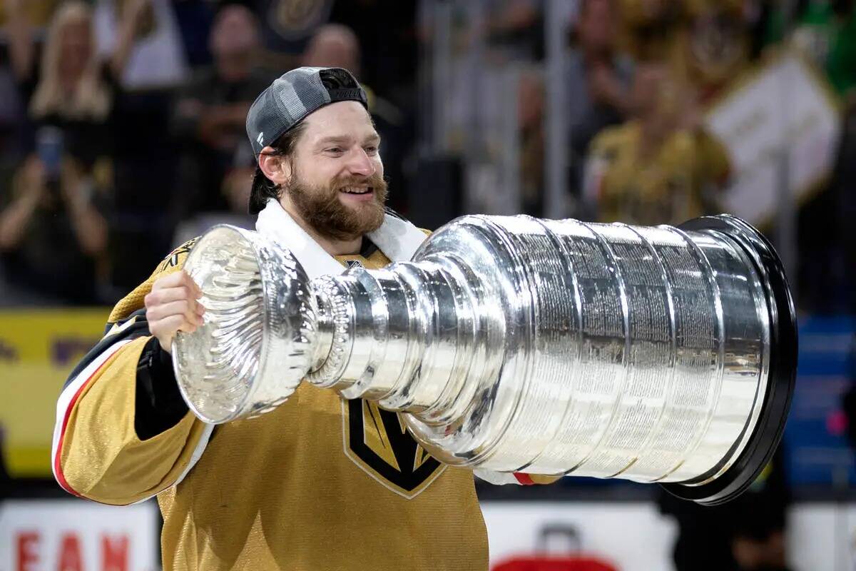 El portero de los Golden Knights, Adin Hill, sostiene la Copa Stanley después de que su equipo ...