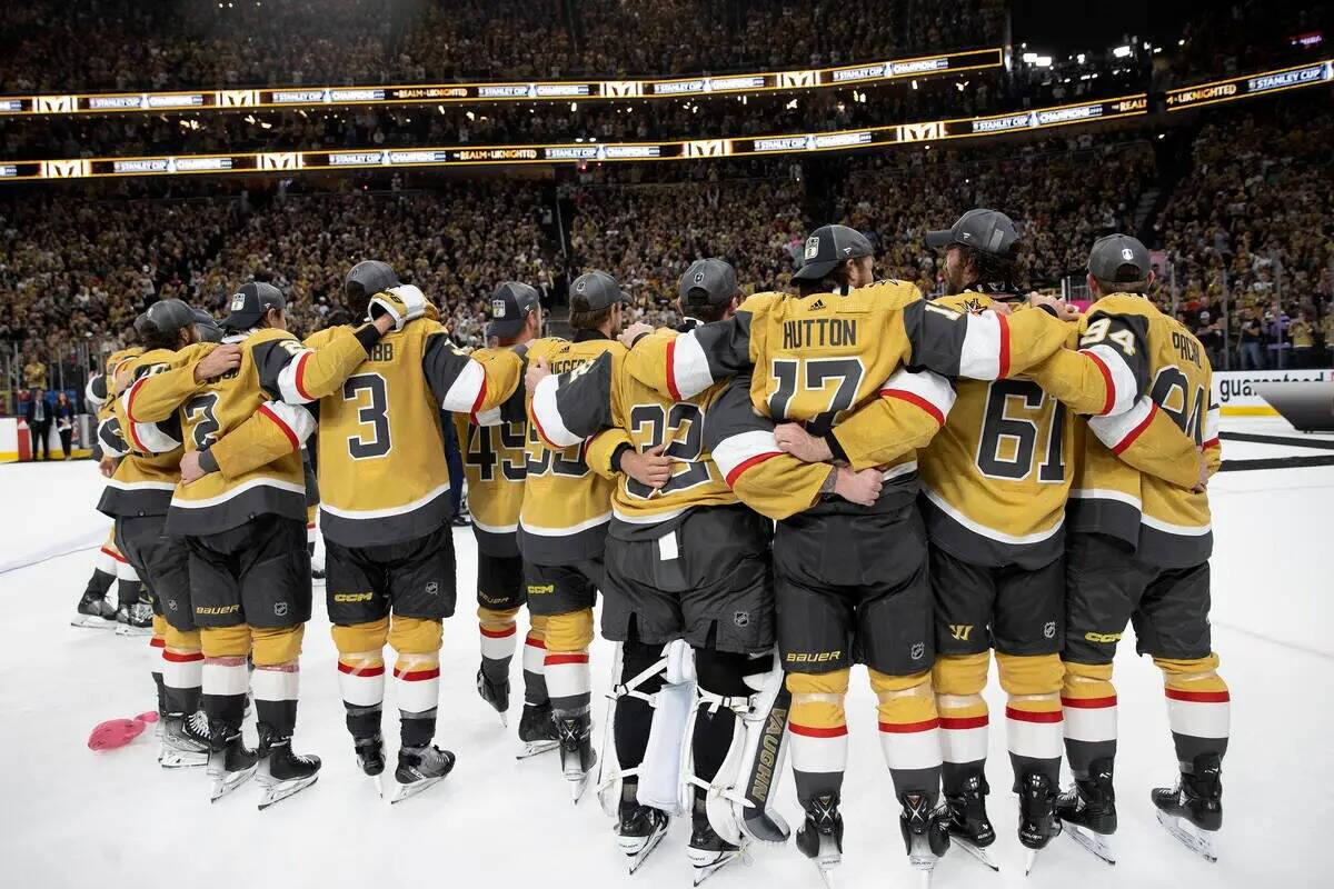 Los Golden Knights se abrazan cuando están a punto de recibir la Copa Stanley tras su victoria ...