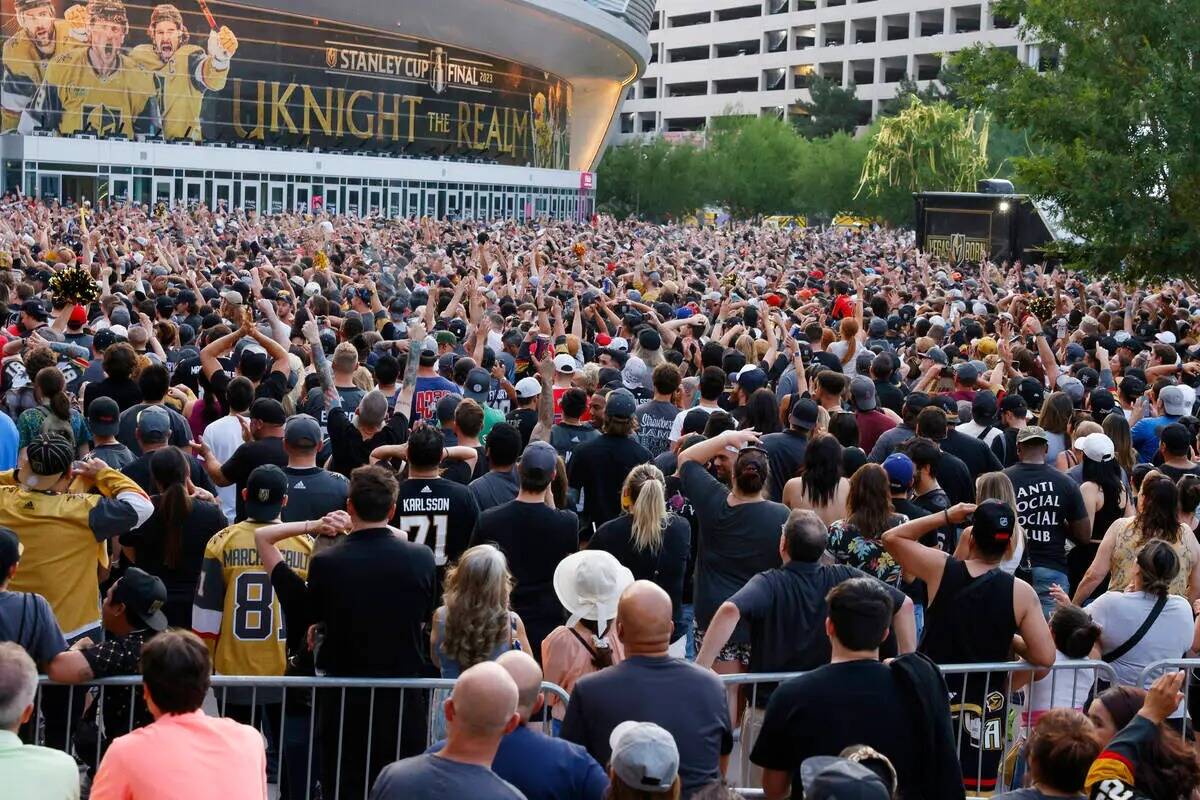 Los fans de los Golden Knights celebran la victoria de su equipo por la Copa Stanley contra los ...