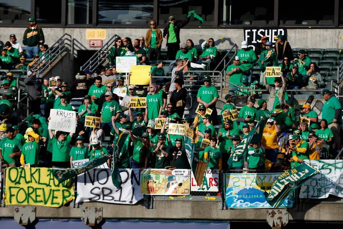 Fanáticos sostienen carteles en Oakland Coliseum para protestar por la mudanza planeada de los ...