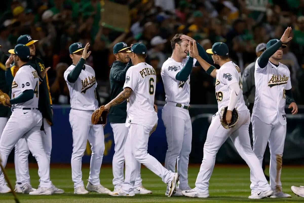 Los Oakland Athletics celebran tras derrotar a los Tampa Bay Rays en un partido de béisbol en ...