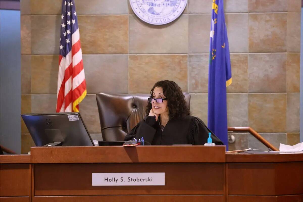 La jueza Holly Stoberski preside en el Centro Regional de Justicia de Las Vegas el miércoles 1 ...