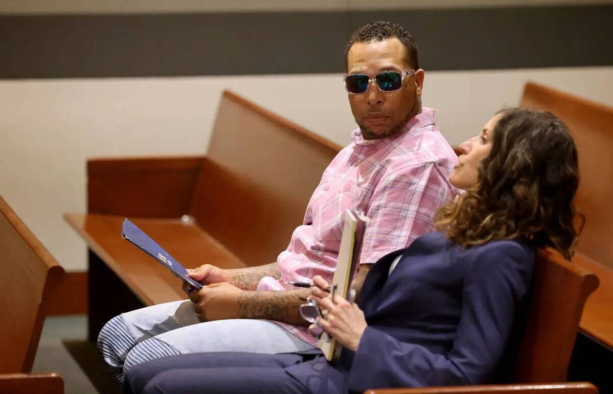 Jason Wiggins habla con su abogada María Cleveland en el tribunal antes de una audiencia preli ...