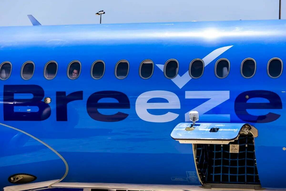 Un pasajero de Breeze Airways observa por la ventanilla la llegada de su vuelo inaugural a la p ...