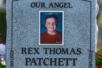 Detalle de la lápida de Rex Patchett en Palm Boulder Highway Mortuary & Cemetery en febrero de ...