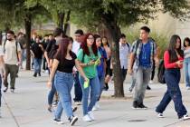 Los estudiantes llegan a Eldorado High School en Las Vegas Lunes, 08 de agosto 2022. (K.M. Cann ...