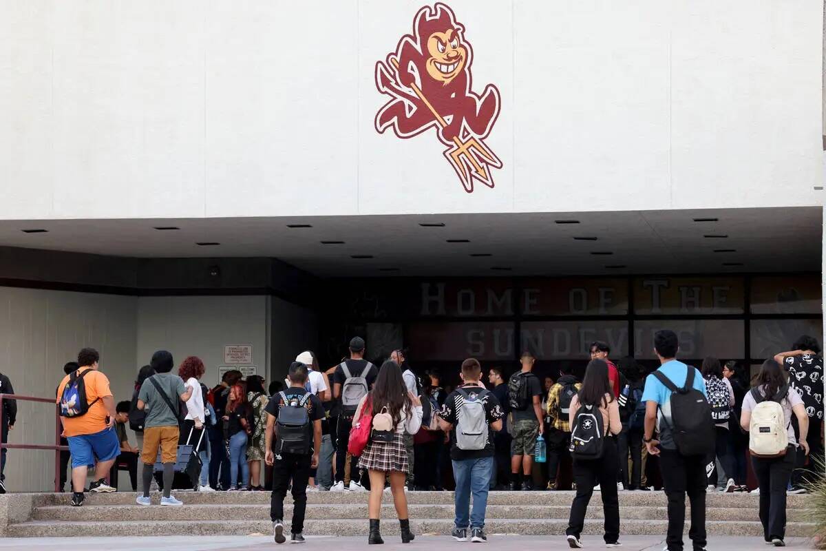 Los estudiantes llegan para el primer día del año escolar en Eldorado High School en Las Vega ...