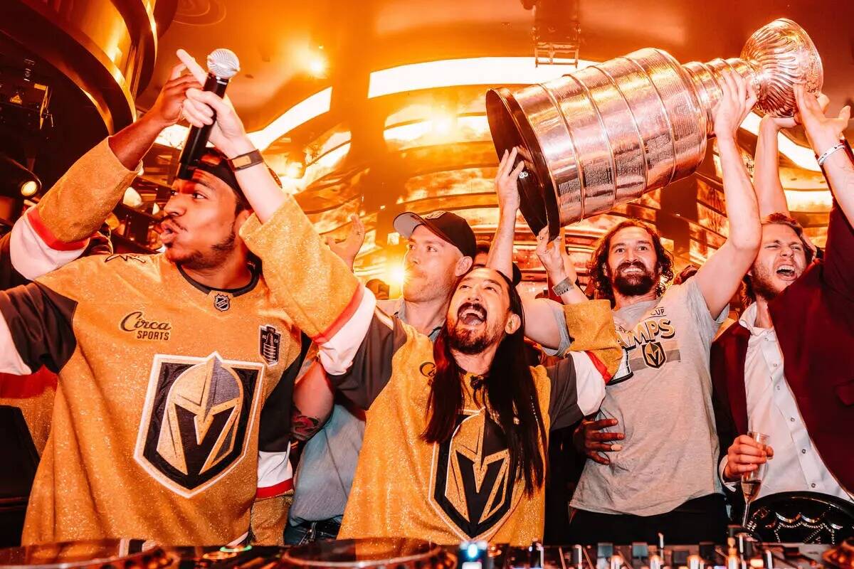 El DJ Steve Aoki, en el centro, y miembros de los Vegas Golden Knights celebran el campeonato d ...