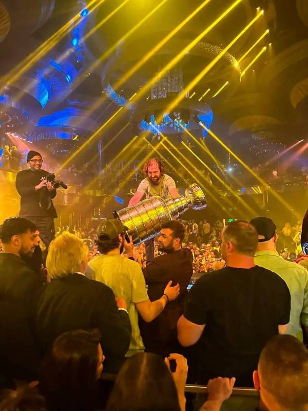 Mark Stone con la Copa Stanley en el Omnia del Caesars Palace tras la victoria de los Vegas Gol ...