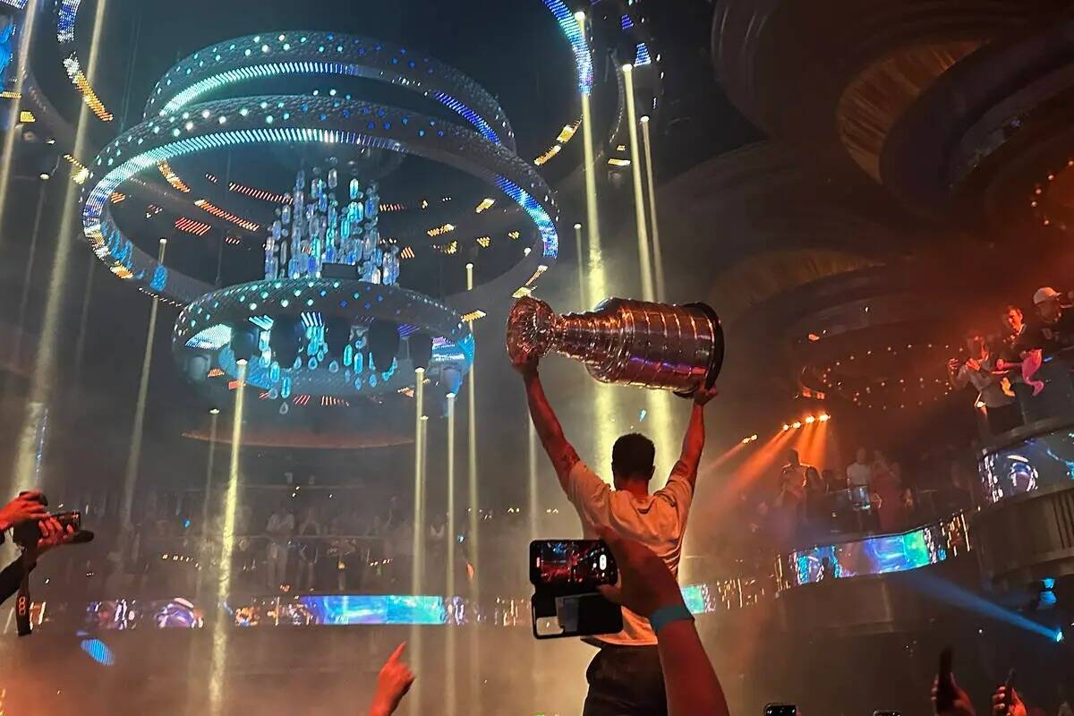 Reilly Smith sostiene en alto la Copa Stanley en el Omnia del Caesars Palace tras la victoria d ...