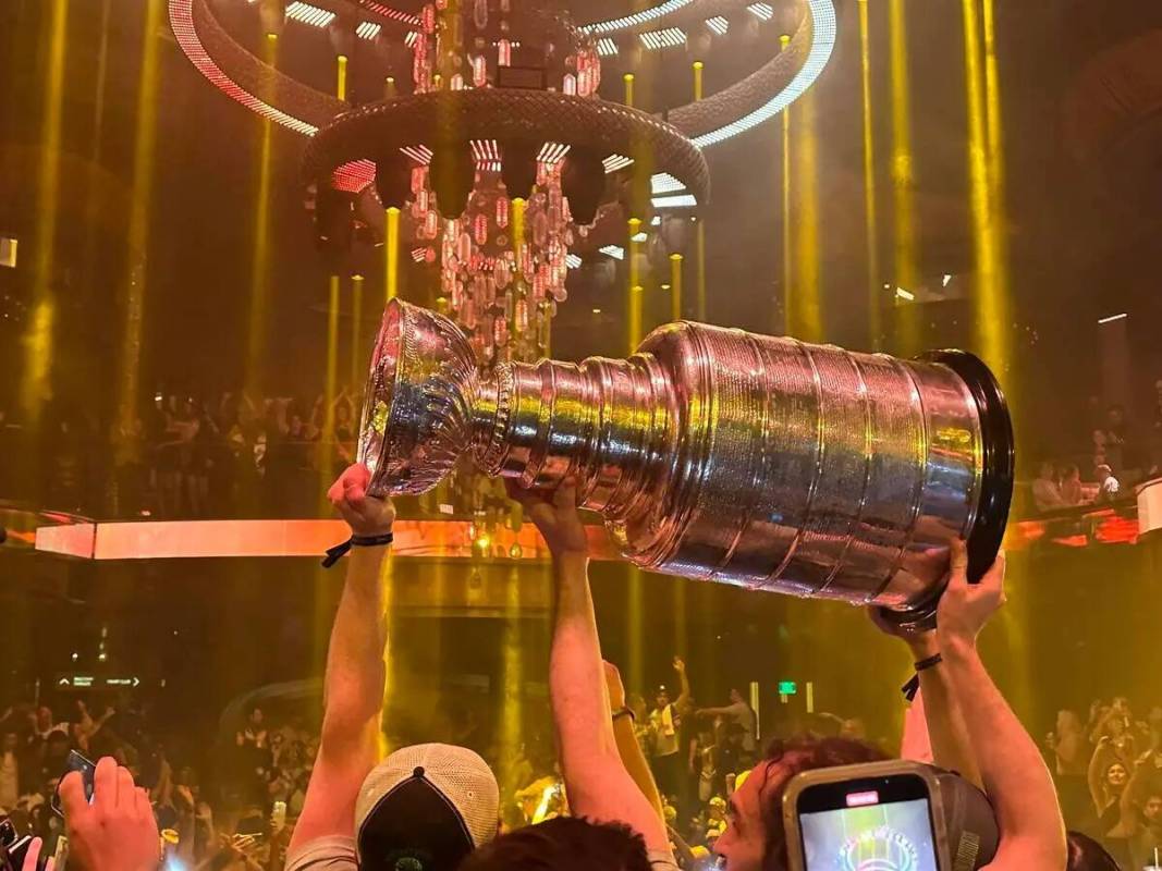 Mark Stone sostiene en alto la Copa Stanley en el Omnia del Caesars Palace tras la victoria de ...