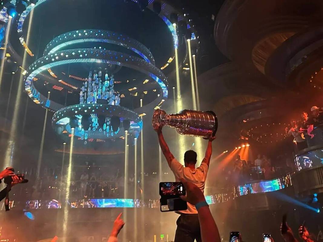 Reilly Smith sostiene en alto la Copa Stanley en el Omnia del Caesars Palace tras la victoria d ...