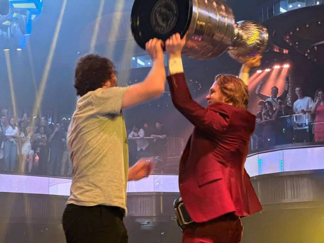 Mark Stone sostiene en alto la Copa Stanley en el Omnia del Caesars Palace tras la victoria de ...