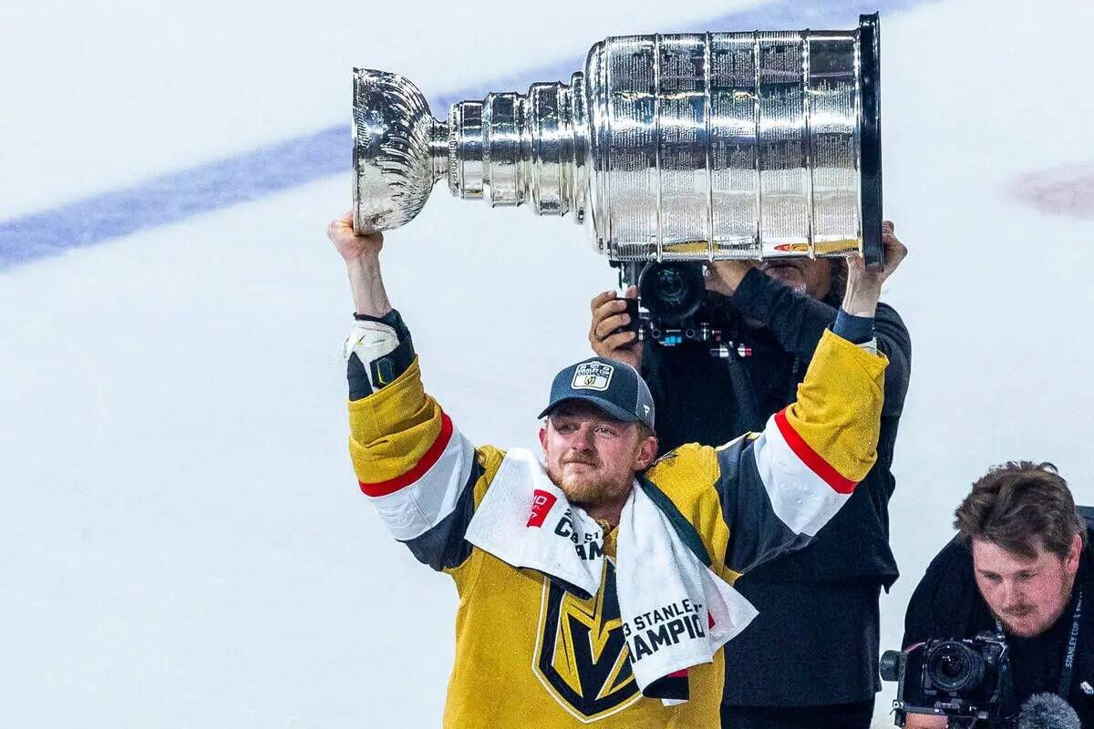 El centro de los Golden Knights Jack Eichel (9) levanta la Copa Stanley después de derrotar a ...