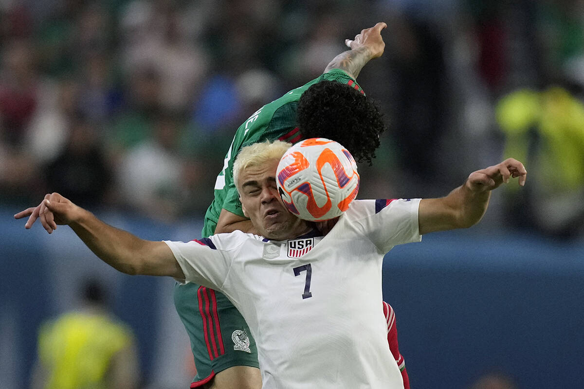 Giovanni Reyna de los Estados Unidos (7) y Jorge Sánchez de México luchan por un cabezazo dur ...