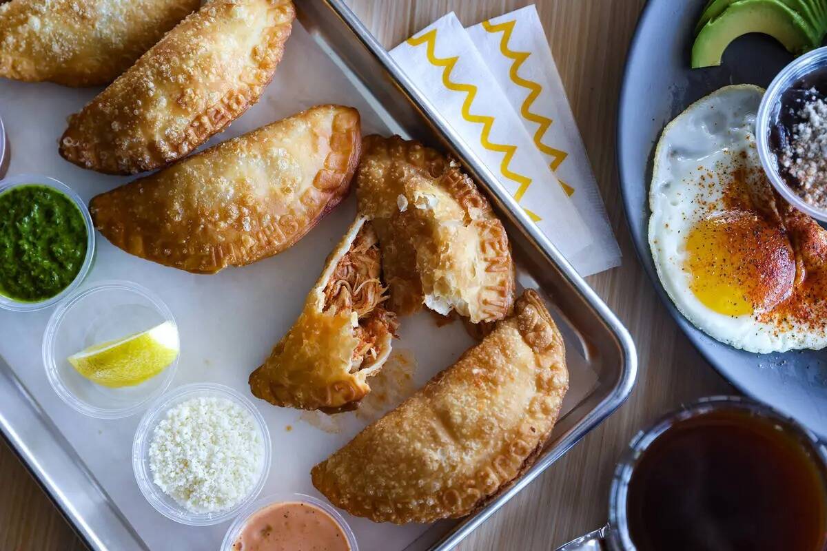 Las empanadas de res, pollo, queso, camarón y hongo picante en Makers & Finders en Henderson, ...