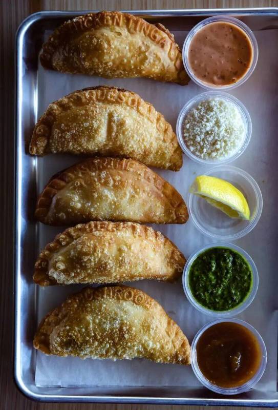 Las empanadas con carne de res, pollo, queso, camarones y empanadas de hongos picantes en Maker ...