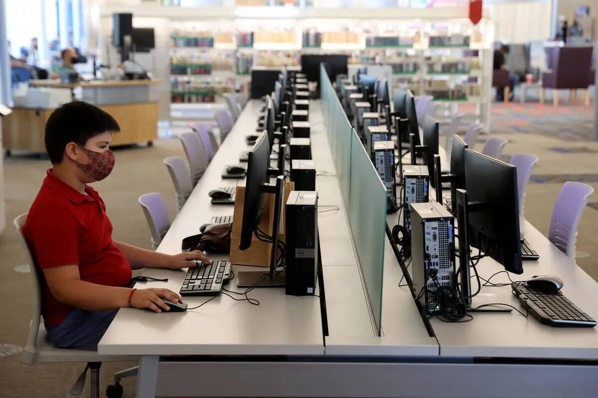 Christian Pérez, de 11 años, usa una computadora en la Biblioteca del Este de Las Vegas en ag ...