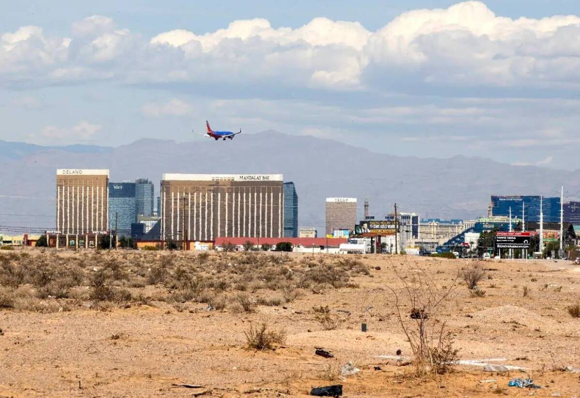 Un terreno baldío al sur del Strip se ve en la esquina noroeste de Las Vegas Boulevard y Windm ...