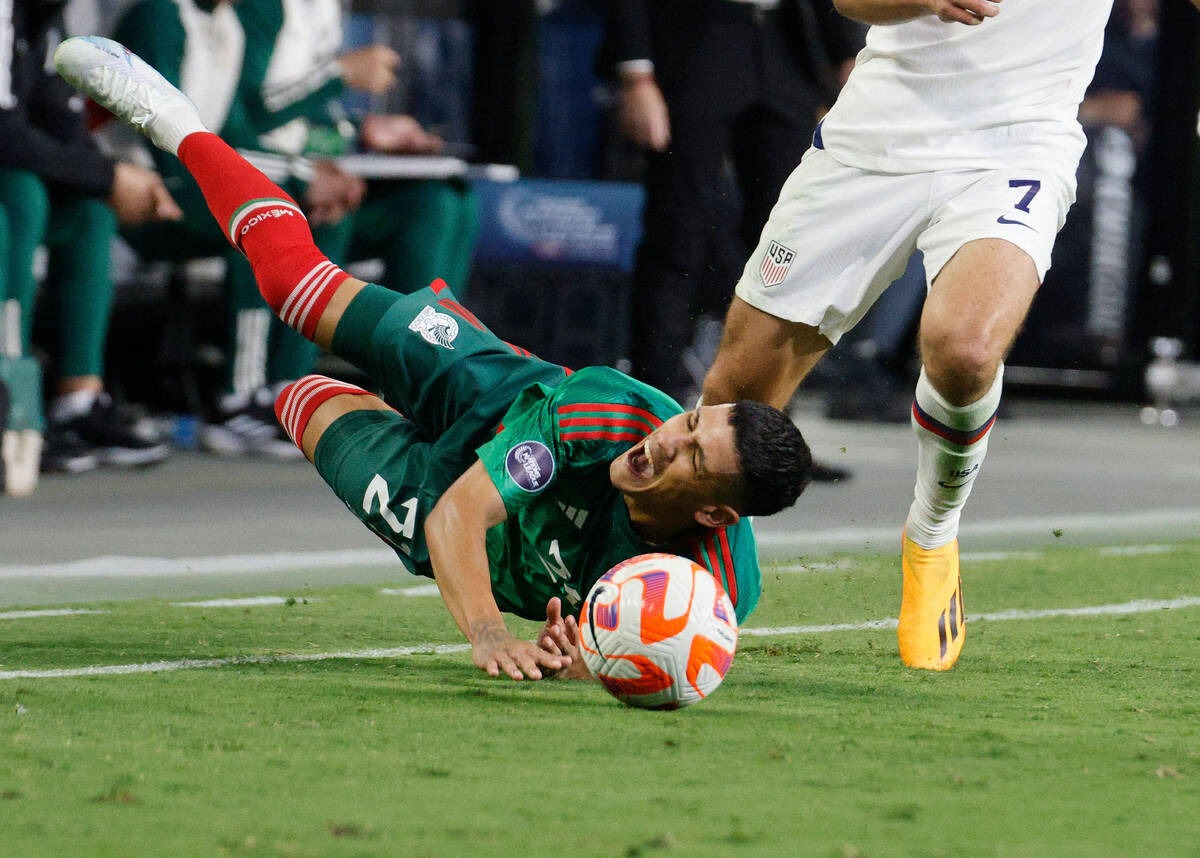 Uriel Antuna (21) de México choca con Giovanni Reyna (7) de EE. UU. durante la segunda mitad d ...