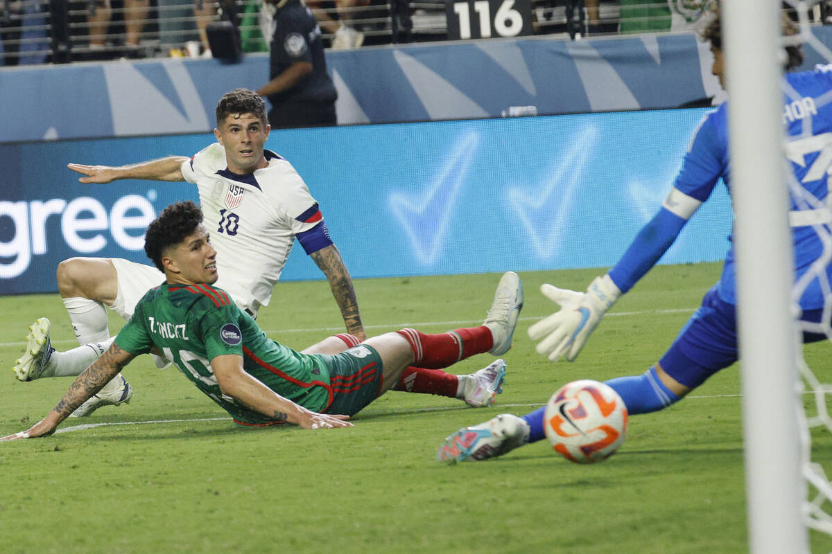 Christian Pulisic (10) de Estados Unidos anota un gol contra el portero de México Guillermo Oc ...