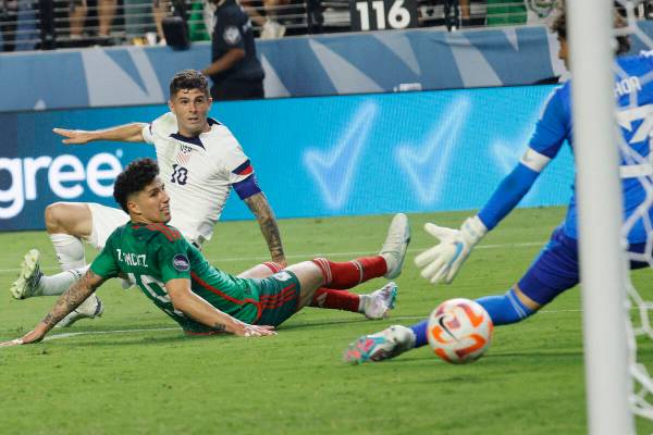 Christian Pulisic (10) de Estados Unidos anota un gol contra el portero de México Guillermo Oc ...